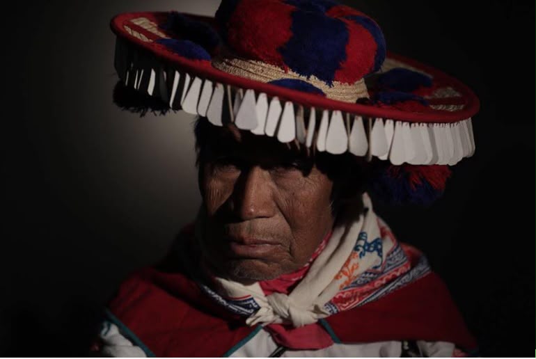 Retrato del maestro wixárika Santos de la Torre con sombrero tradicional