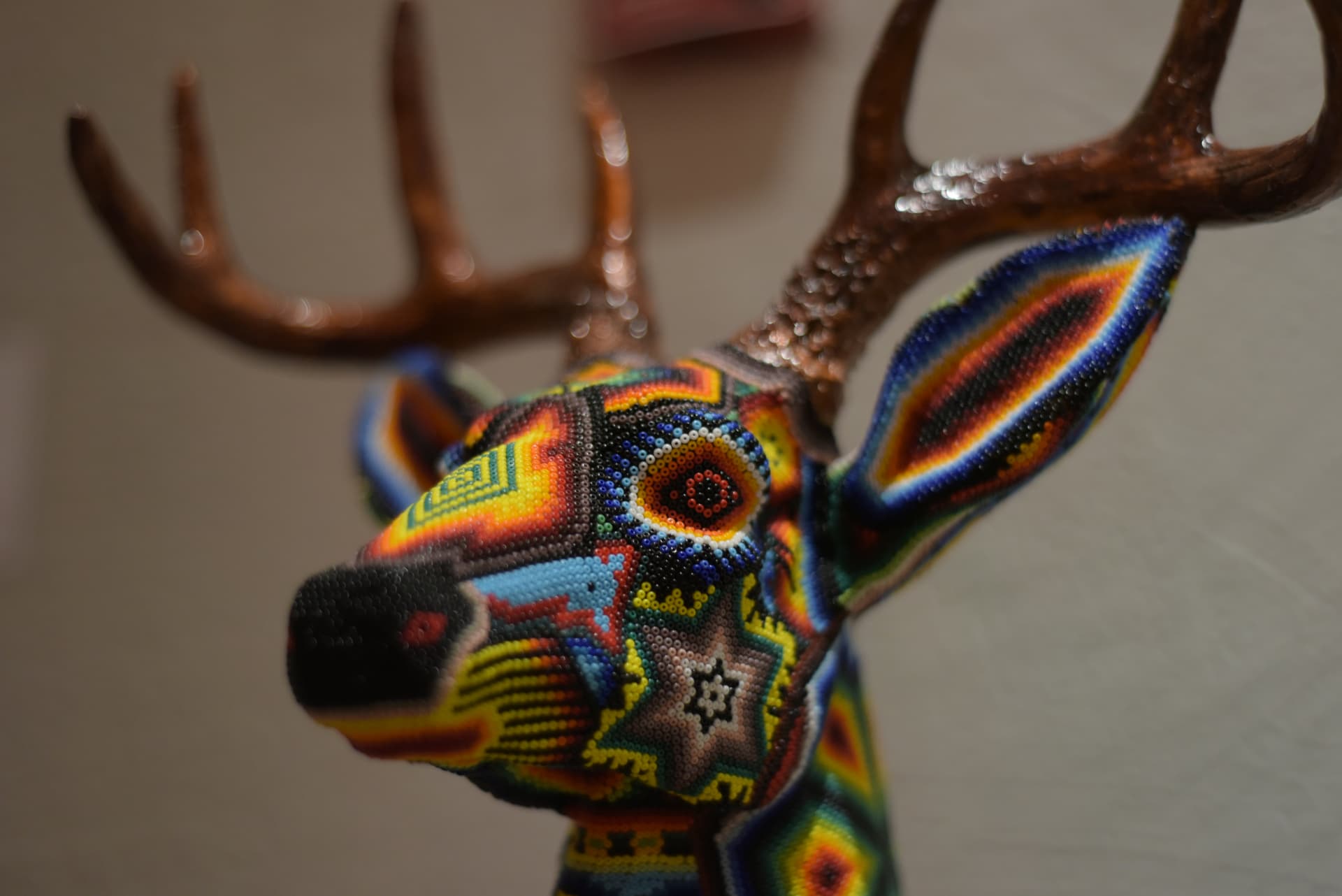 Venado cubierto de chaquira de vidrio con astas naturales